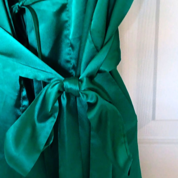 Emerald Green Satin Robe.EUC.Victoria Secret.One size Fits all - Picture 1 of 8
